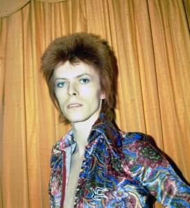 NEW YORK - 1973: Rock and roll musician David Bowie poses for a portrait dressed as 'Ziggy Stardust' in a hotel room in 1973 in New York City, New York. (Photo by Michael Ochs Archives/Getty Images)